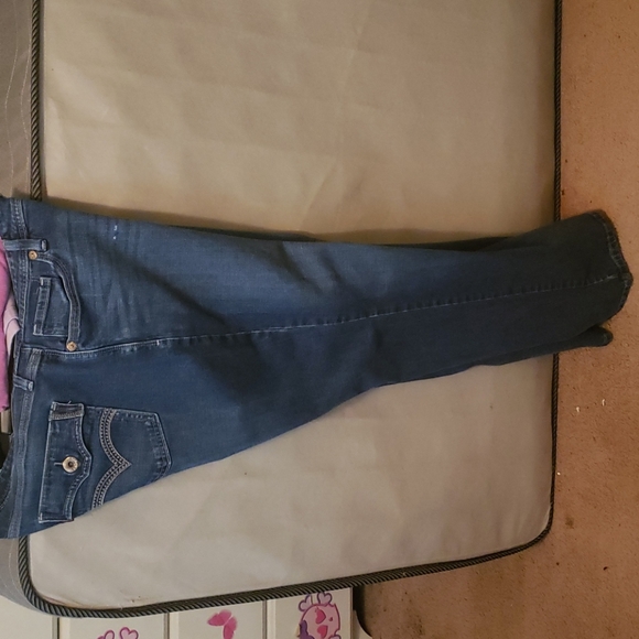 Levi Curvy - Picture 3 of 10